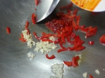 step3: 燒熱鑊落1湯匙油,先爆香蒜頭及長紅椒,加入辣豆瓣醬爆香