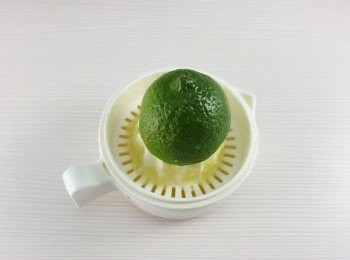 step5: 擠出檸檬汁。