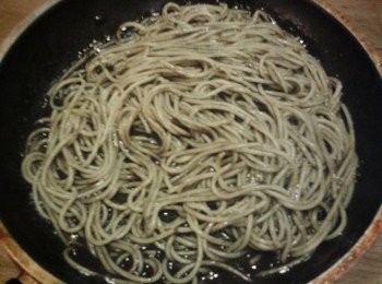 step3: 熱鍋落油，炒指天椒，加入墨魚汁及兩湯匙煮意大利麵的水拌勻。加入意大利麵拌勻，加入鮮蝦即成！