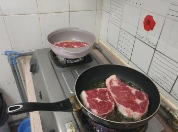 step2: 易潔鑊下油， 油的分量要多一點， 加小許牛油齊燒熱; 下室溫肉眼大火煎封兩面， 每約45秒反1次,  每面各煎兩次