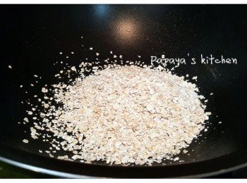 step3: 倒掉鑊中啲油，抹乾淨個鑊，加少少牛油，先放蒜蓉炒至金香，再放麥片入去，中火炒，要不斷炒，因為會好易燶，大約5分鐘，炒到金黃色就放牛油，糖和鹽，再炒至均勻，可以試下麥片味道 (咸甜適中和脆身)