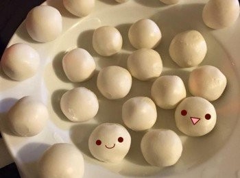 step1: 湯圓就用白玉粉或糯米粉搓成糰（水要慢慢加以免太多），放到鍋子裡煮到浮起來再煮個1-2分鐘，撈起來放到「常溫」的水裡冷卻（這樣才會QQ的）