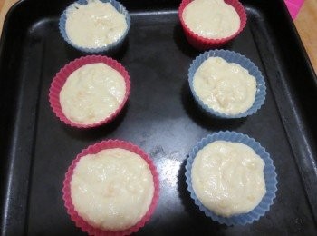 step4: 把面糊倒入纸杯七分满，烤箱预热170度。放入烤箱中层上下火170度烤18-20分钟，直到表明金黄出现裂痕即可出炉。