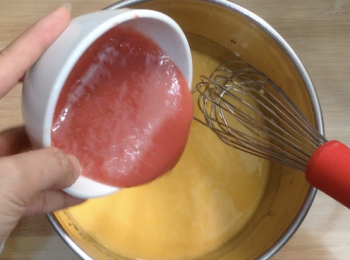 step7: 加入已打好的草莓蓉拌勻