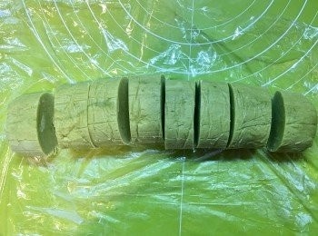 step8: 將<span class="group_2">菠蘿皮</span>團分成8份。