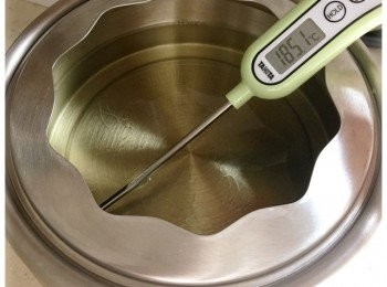 step3: 將大豆油倒入小炸鍋內，待油溫升到180度。