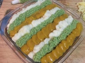 step15: 擠上白、綠花椰菜泥及南瓜泥，入烤箱200度烤15分鐘即可，