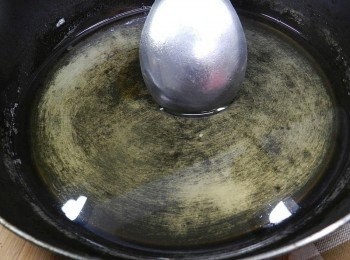 step8: 此時就可以先煮<span class="group_2">糖醋水</span>了，煮好後放涼