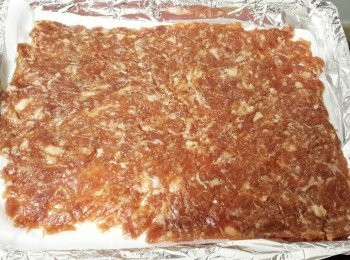 step7: 放入焗爐160度焗15分鐘，15分鐘後，肉會有水流出，將水倒去，在豬表面塗一層<span class="group_3">蜜汁</span>，然後將肉反轉，再放入焗爐焗15分鐘