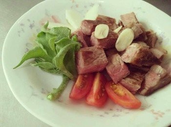 step3: 擺上蒜片、澎湖野生冰花一小朵、蕃茄、蘋果，最後再撒上塩巴，即可盛盤享用營養價值甚高的世界高級日本［神戶和牛］及名媛孫芸芸最愛的澎湖［冰花］。