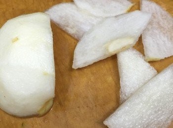 step5: 剩下半個水梨去芯切片，先用清水浸著備用
剩下白蘿蔔切片，先加鹽&辣椒粉醃10分鐘，用清水洗掉鹽分，瀝乾備用
小青瓜洗淨切片，先加鹽醃10分鐘，用清水洗掉鹽分，瀝乾備用
雞蛋冷水下鍋，煮6－7分鐘，浸冰水後去殼