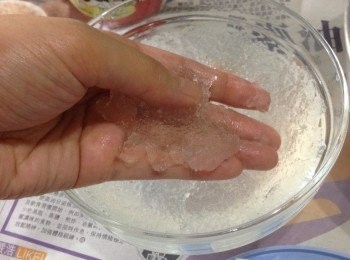 step1: 先將雪燕在前一晚用水浸泡過夜發起用牙籤挑走木削雜質備用