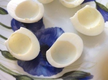 step3: 雞蛋撈起浸入冰水過冷河，然後剝殼。