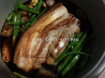 step3: 所有材料倒入電飯煲鍋內，按煮飯掣炆煮30分鐘，其間需反1-2次使之色澤均勻。不用電飯鍋，可以明火小火續煮即可。