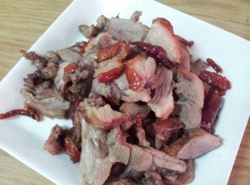 step6: 只要看燒鴨已經炒出香味和燒鴨皮有點微微卷曲就可以盛起