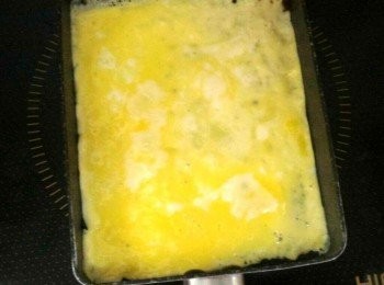 step5: 雞蛋打勻，倒一半到長方形煎pan，細火，蛋液均勻覆蓋整個煎pan。