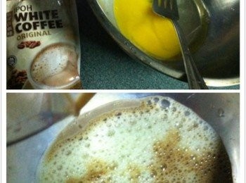 step1: 首先把白咖啡加入熱水攪拌均勻，待涼。
蛋利用叉子打至大泡，加入調好的白咖啡玉米油攪拌均勻。