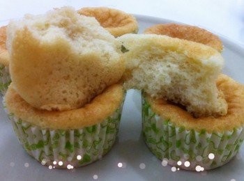 step7: 溫馨提示
因為沒有加入發粉，所以不要期待烘好的蛋糕會發得高高的。
烤箱的溫度自己參考，如果烤鐵太接近蛋糕，建議蛋糕表面加一個烤盤，這樣蛋糕不易烤焦。