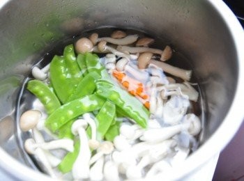 step4: 另外先將菇菇、豌豆莢、紅蘿蔔川燙