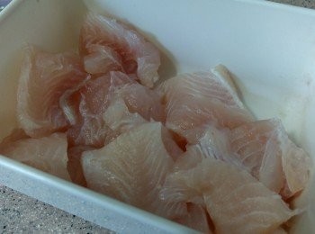 step1: 龍利魚柳解凍， 徹底吸乾水份， 切成小件， 用小許鹽醃10分鐘 (魚柳很吸味， 小許鹽便可， 否則過鹹影響味道）