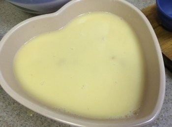 step3: 將蛋汁倒入大碟中, 再灑入瑤柱絲 (可以留少許瑤柱絲蒸好後再鋪面)