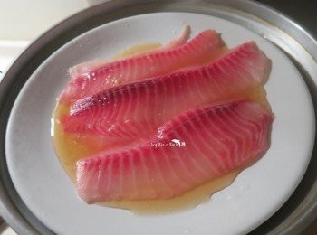 step4: 倒入醬汁電鍋半杯水蒸熟魚肉
