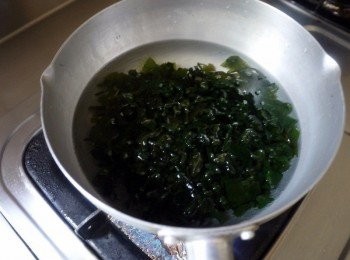 step2: 海帶芽略洗淨後，放進熱水鍋+少許的鹽，煮至軟、即可起鍋瀝乾放冷(約燙一下就可~不要煮到糊掉唷)