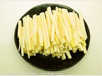 step2: 茭白筍剝去外殼後，逐一切成細條狀後，放置於一旁。