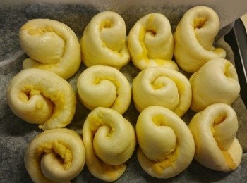 step10: 每個包包都保持2cm距離，放味開焗爐加一杯熱水，進行第二次發酵，约45分鐘，拿出。