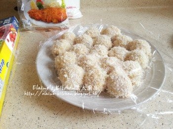 step8: 再灑上適量的麵包糠 , 蓋上保鮮紙放入冰箱冷藏1小時