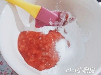 step2: 將士多啤梨汁和糖倒入糯米粉搓勻，根據粉糰濕度酌量加入水份。