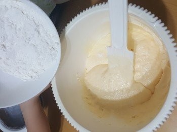 step7: (8) 加入已篩好低粉 + 泡打粉落去攪拌勻 。