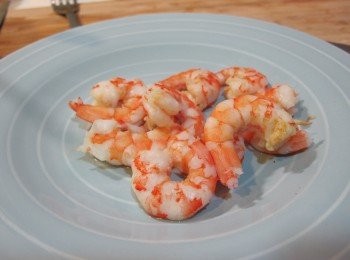 step1: 將蝦仁在鹽水裡川燙過後備用。