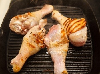 step4: 用另一個鍋子將雞腿肉下鍋煎至外皮金黃。