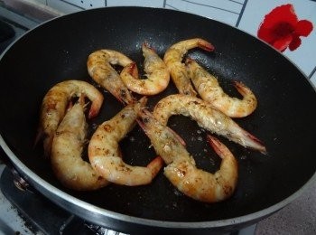 step3: 燒一鍋水， 下1茶匙鹽煮滾， 下扁意粉煮至8, 9成熟,  同時用另一燒熱過2湯匙
   油， 下蝦慢火煎至下熟透， 撈起備用，