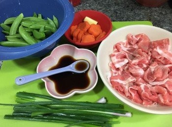 step1: 蜜糖豆沖洗並用手撕去外皮絲及豆頂部份, 紅蘿蔔去皮洗淨切片 (我印了花花圖案), 蔥洗清後切段, 黑豚片買回來時一片片疊起, 用筷子將豚肉分散開平鋪在碟上, 灑上少許胡椒粉