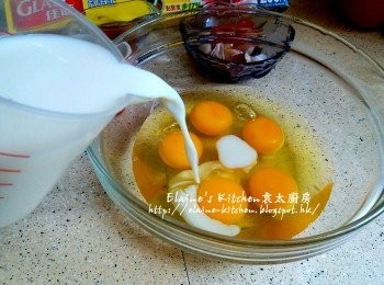 step1: 雞蛋打入碗中拌勻成蛋液 , 加入無糖豆漿及鹽拌勻