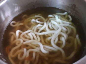 step5: 再加入烏龍麵煮熱 , 青菜此時也可加入稍微汆燙一下