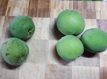 step1: 青梅揀出有黑點及爛洞的不要