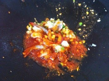 step3: 然後加入切好的蝦大火炒翻，最後加入蔥粒，熄火。炒翻即可上座