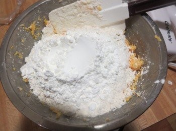 step4: 分三次伴入低粉拌勻