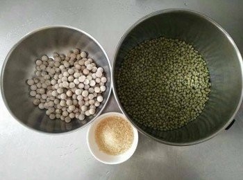 step1: 綠豆稍微洗過且先泡一天以上(18-20小時，好讓綠豆破裂，可以省瓦斯和電費)。 泡過的綠豆水要倒掉，再把粉圓和綠豆洗淨，砂糖，水800cc，備用；