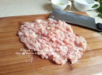 step3: <a href="https://bit.ly/2ZxapeY" target="_blank" data-keyword="雞扒" class="guide-link"><strong>雞扒</strong></a> <span style="display:inline-block;vertical-align:middle;margin-top:-3px;color:initial;border-radius:3px;padding:2px 3px;font-size:12px;line-height:14px;background:#87d300;color:#fff;">即買</span> 洗淨去皮切條再切粒後剁碎