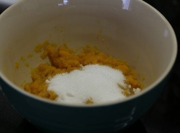 step2: 把糖加入在南瓜溶內