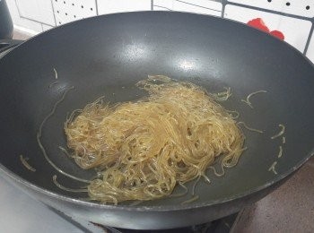 step6: 用易潔鑊將<span class="group_2">汁料</span>煮滾， 試味OK後下粉絲中火煮至收汁