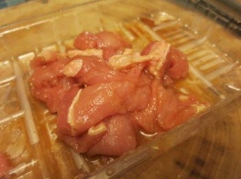 step2: 豬肉切絲，下醃料醃15分鐘