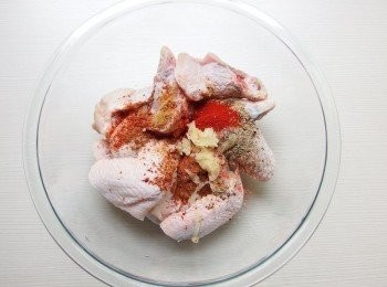 step3: 準備一個大碗放入雞翅及所有香料,加入芝麻香油及蒜泥,將雞翅抓醃入味