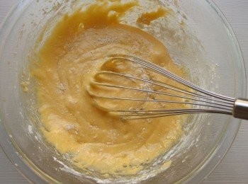 step4: 再將麵粉(低筋+高筋)過篩加入,用攪拌器混合均勻。