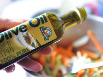 step6: 接著調入2大匙【得意的一天橄欖油】