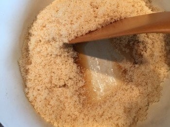 step2: 可以用匙輕輕推開檢查底部的糖，見到糖開始溶化（需要一點耐性和時間），要小心觀察糖溶，間中用匙推一推旁邊未溶化的糖到中央，如果太熱就要調細一點火以免燒燶糖漿